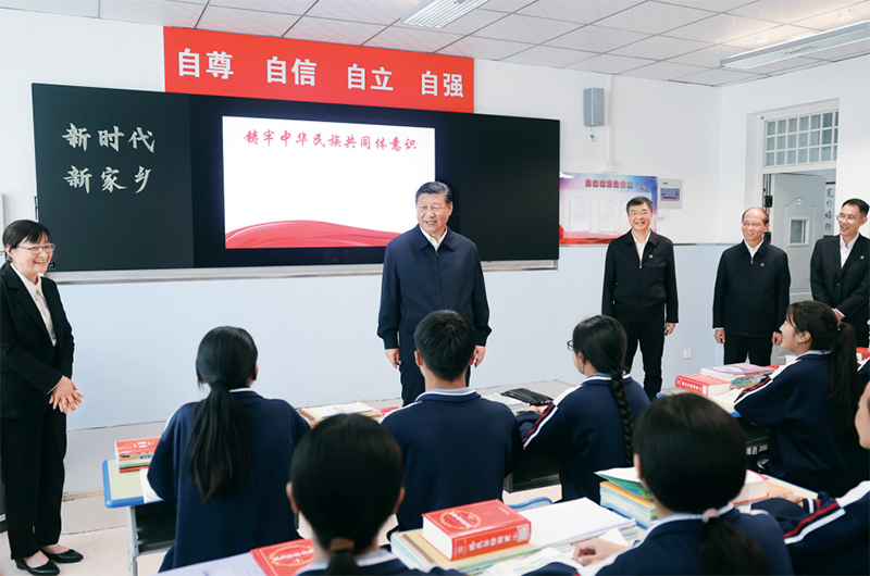 2024年6月18日至19日,中共中央總書記、國家主席、中央軍委主席習(xí)近平在青??疾?。這是18日下午,習(xí)近平在果洛西寧民族中學(xué)高一(1)班觀摩“新時(shí)代、新家鄉(xiāng)”主題思政課。 新華社記者 鞠鵬/攝